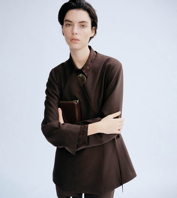 جاكيت بقبة V بصف أزرار مزدوج