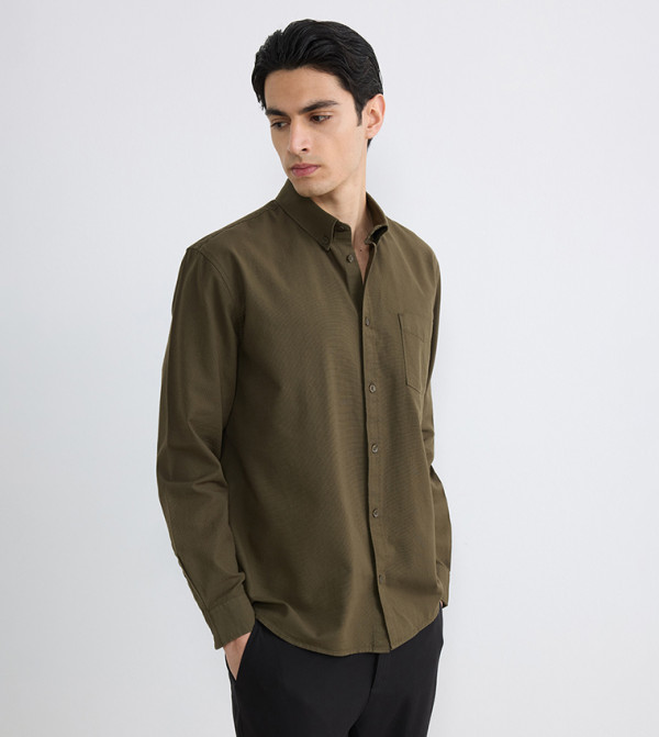 قميص بقبة بأزرار بجيب أمامي