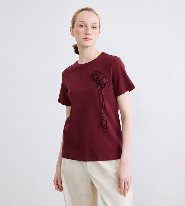 تيشيرت بكم قصير وقبة مستديرة 