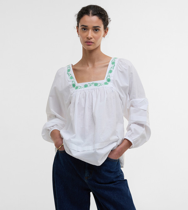 توب مطرز بياقة مربعة