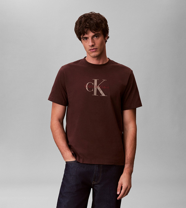 تيشيرت كم قصير بشعار مطرز