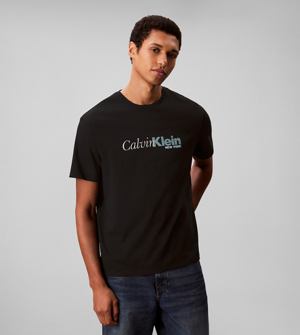 تيشيرت بقبة مستديرة بشعار مطرز 