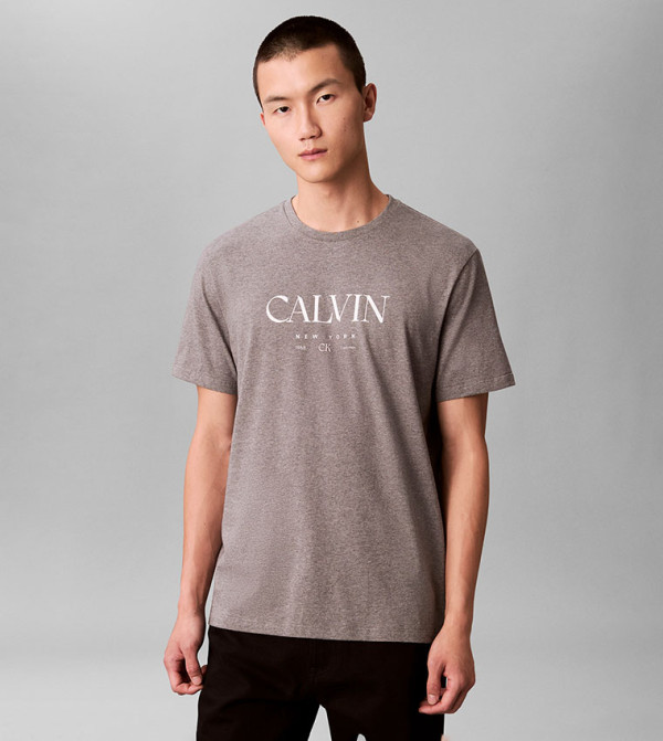 تيشيرت بقبة مستديرة بطبعة شعار