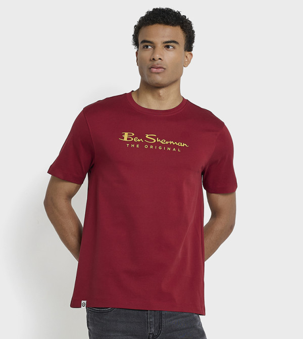 تيشيرت برقبة مستديرة بطبعة شعار