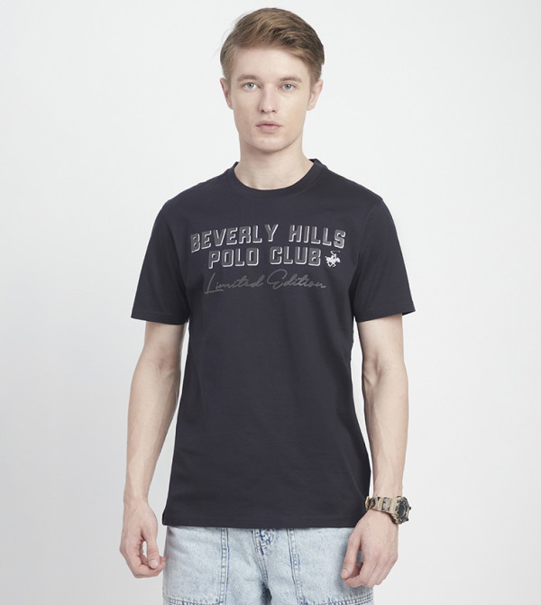 تيشيرت بأكمام قصيرة وطبعة شعار