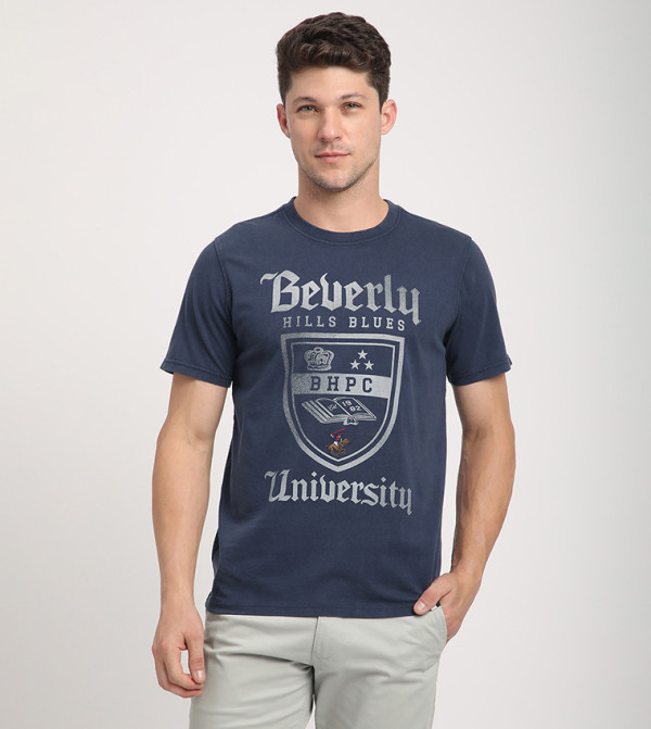 تيشيرت برقبة مستديرة وطبعة شعار 