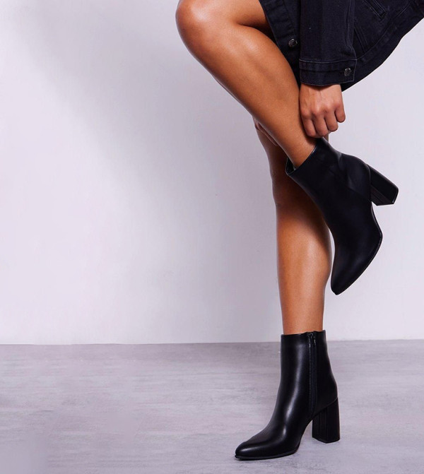 بوت قصير بمقدمة مدببة وكعب عريض 