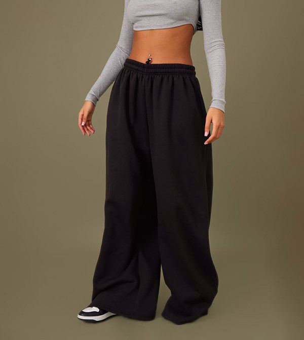 بنطال رياضي واسع 