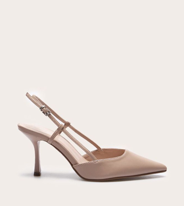 حذاء بكعب ستيليتو ومقدمة مدببة 