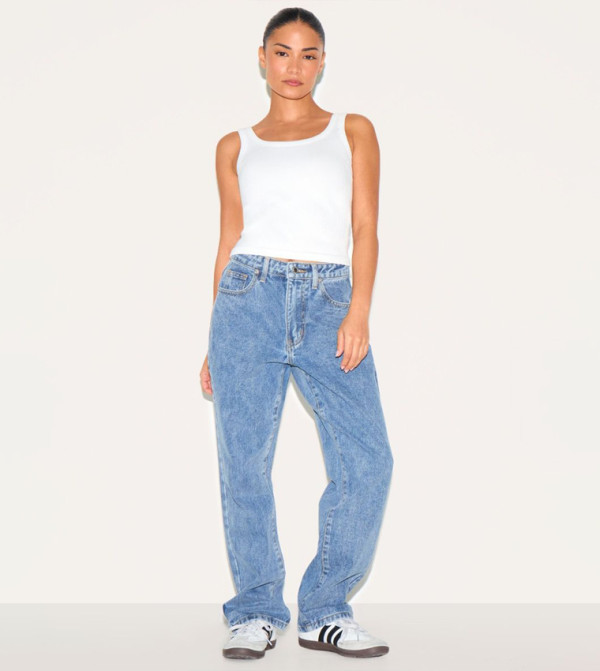 بنطال جينز بخصر عالي وقصة مستقيمة للمقاسات الصغيرة 