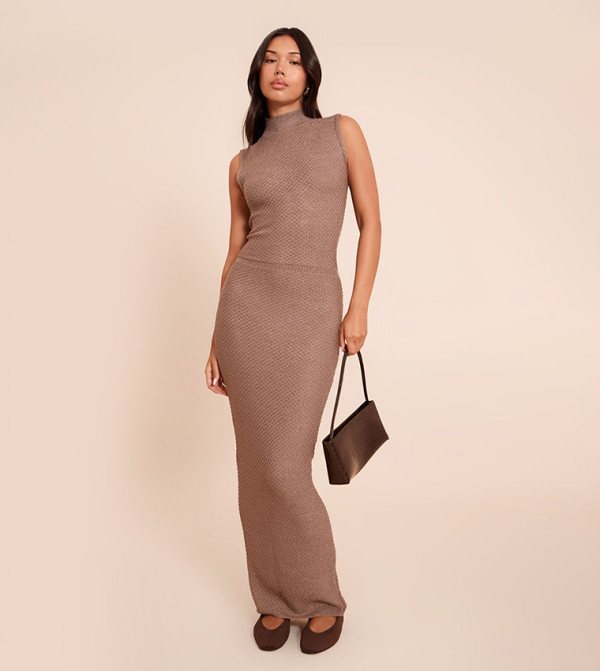 فستان ماكسي محبوك مكشوف الظهر