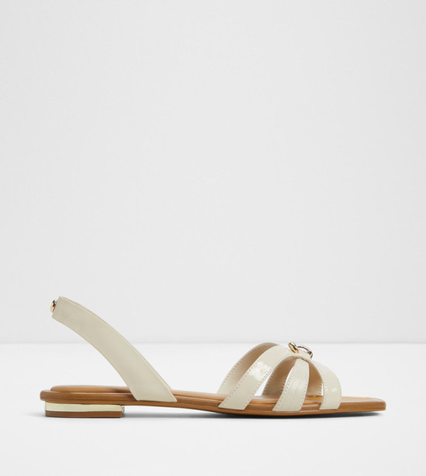 صندل ماراسيتا فلات مزين بإكسسوار معدني 