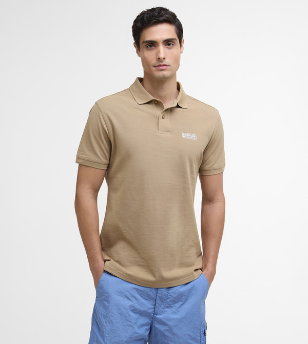 قميص بولو بطبعة شعار وأكمام قصيرة