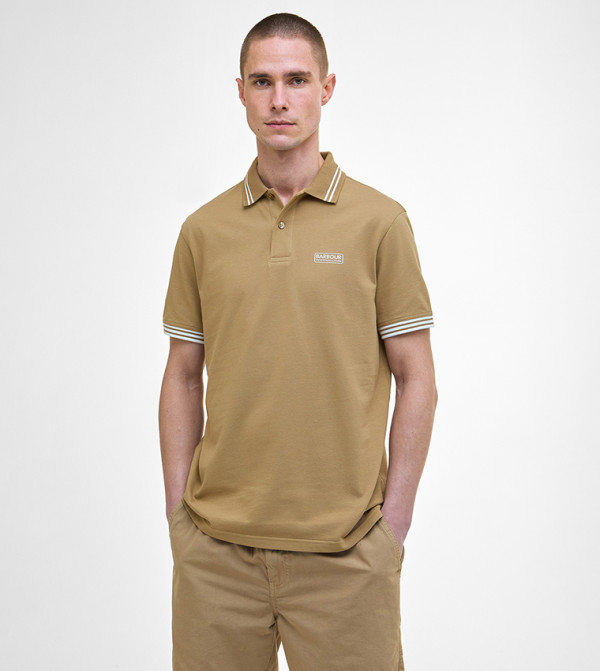 قميص بولو بأطراف متباينة وأكمام قصيرة