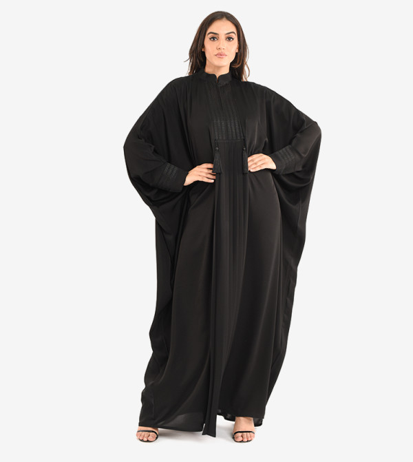 عباية بياقة V وأكمام طويلة وشراشيب
