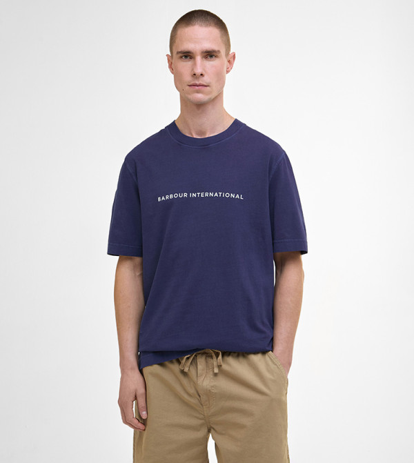 تيشيرت بياقة مستديرة وشعار 