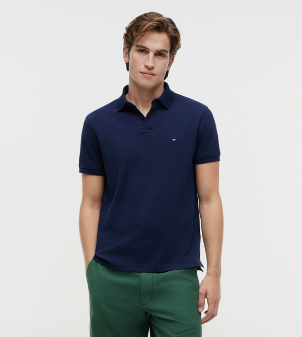 تيشيرت بياقة بولو وقصة ضيقة 