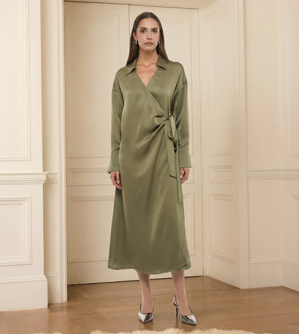 فستان لف سادة بقبة كم طويل