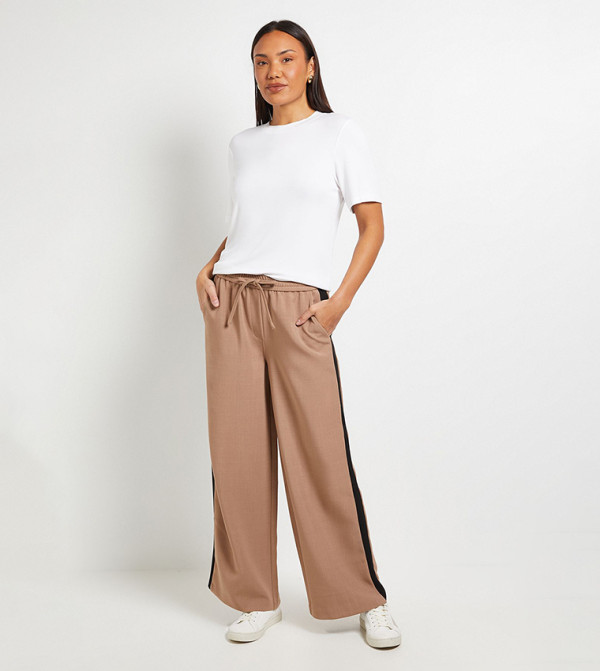 بنطلون واسع مخطط جانبي برباط