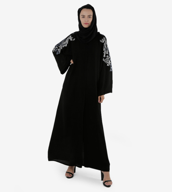 عباية بلون أسود