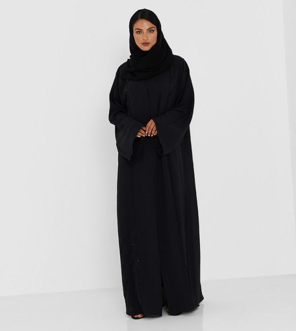عباية مزينة بأحجار باللون الأسود