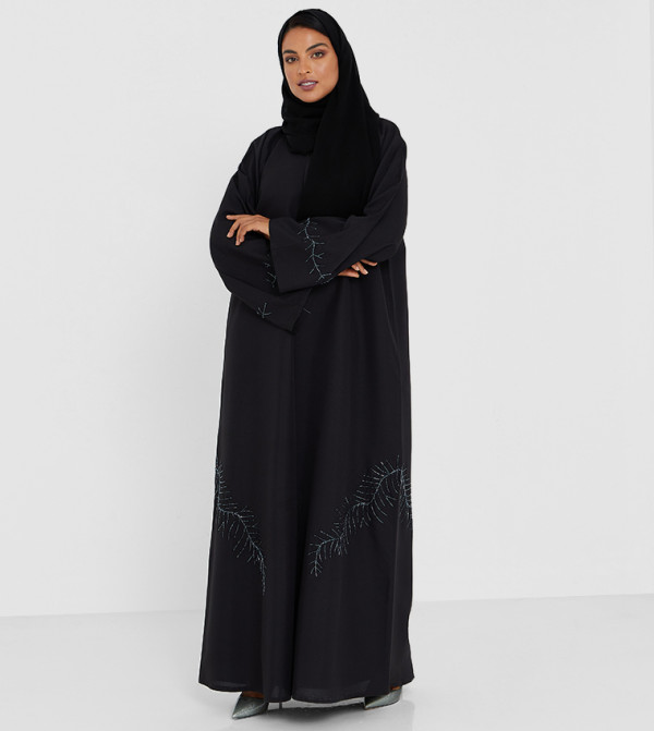 عباية مزينة بأحجار باللون الأسود
