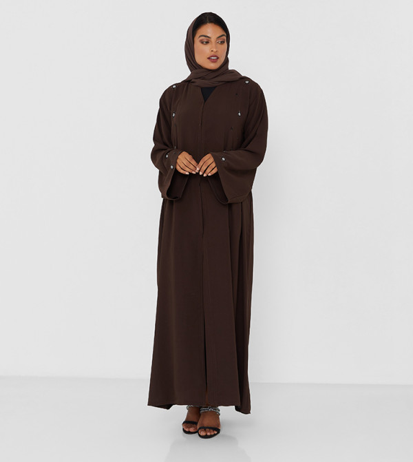 عباية مزينة بأحجار باللون البني