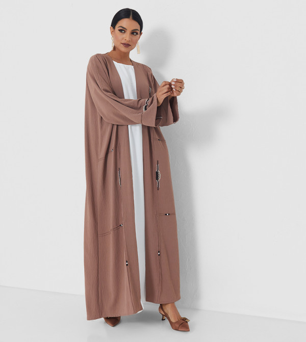 عباية باللون البني
