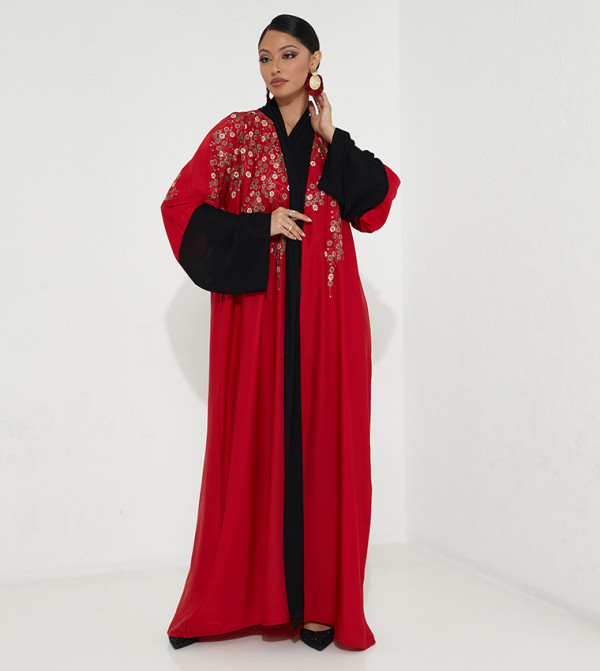 عباية ملونة مطرزة بأكمام واسعة 