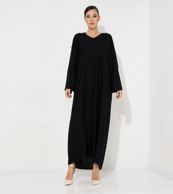 عباية بأكمام واسعة مزخرفة 