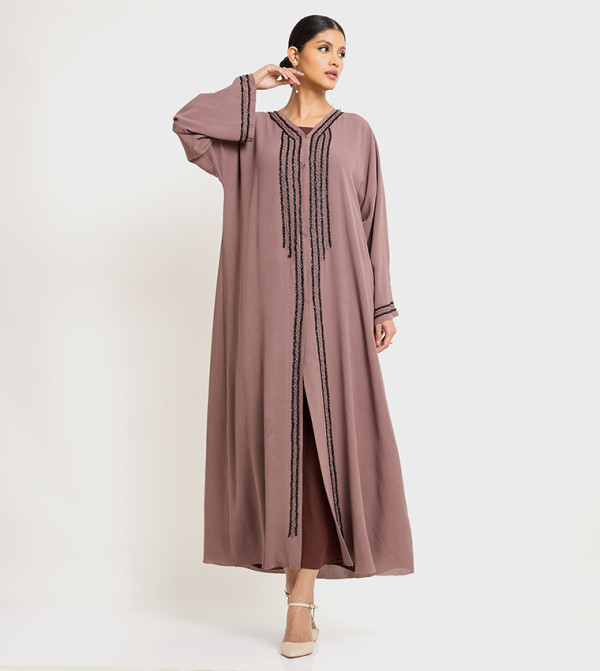 عباية بأكمام طويلة مزينة يدويًا