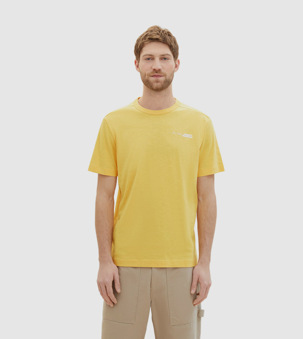 تيشيرت بأكمام قصيرة وبطبعة