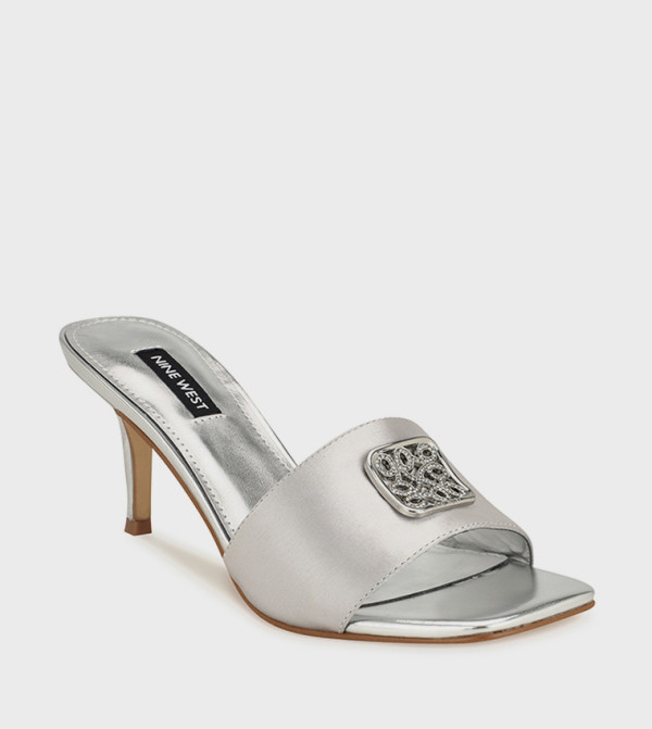 صندل بكعب مزخرف