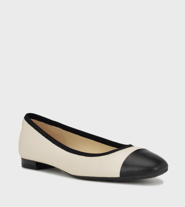 باليرينا بألوان متباينة 