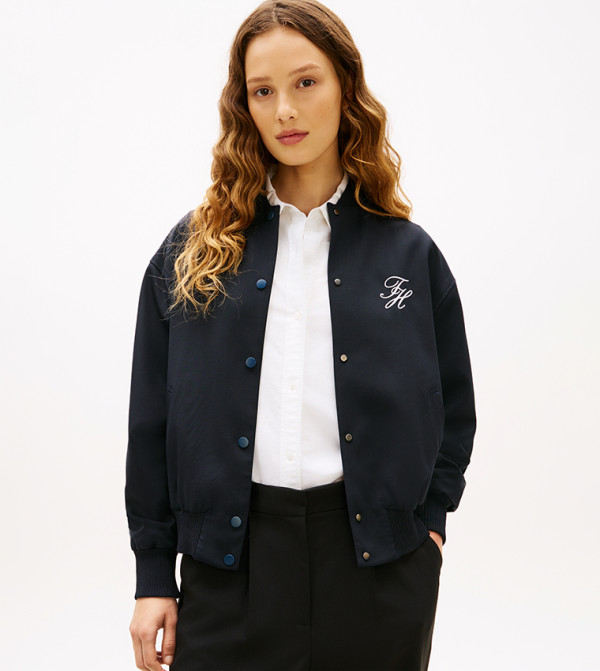 جاكيت كم طويل بشعار مطرز 