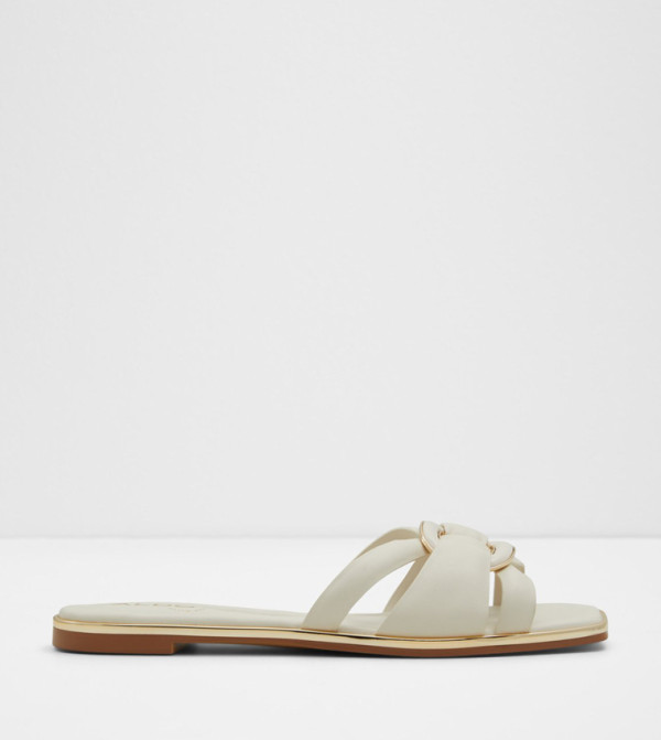 YESENIA Accessory Detail Flat Sandals