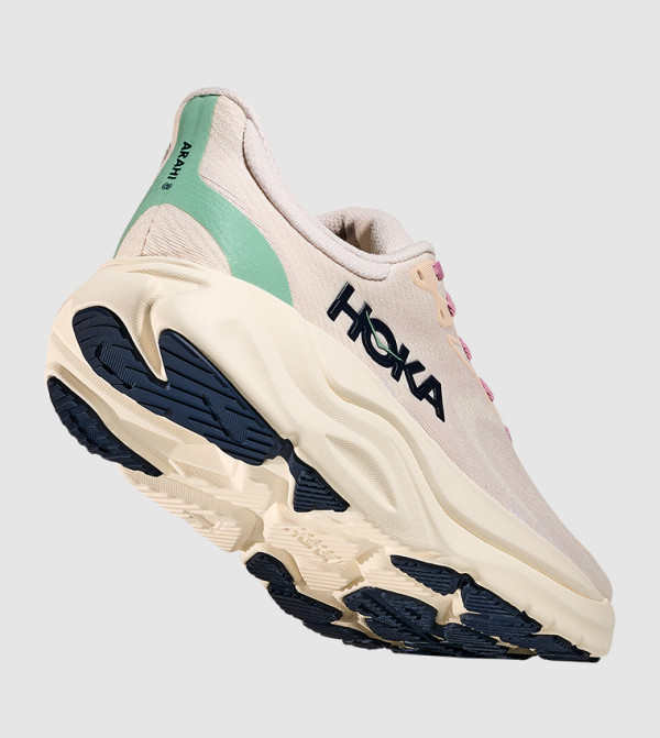 هوكا  zainab-influencer - وردي أحذية الجري