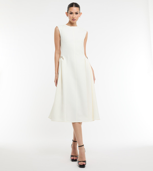 بي سي بي جي  فساتين كاجوال - أبيض Midi Dresses