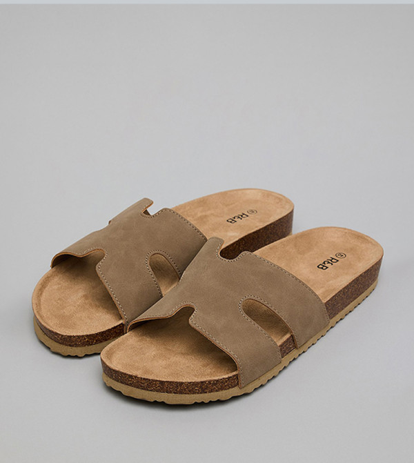 أر آند بي  الصنادل المسطحة - بني  Flat Sandals