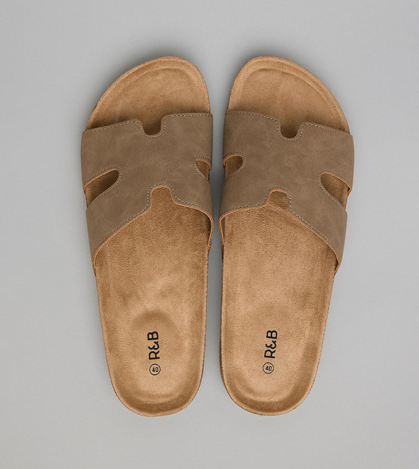 أر آند بي  الصنادل المسطحة - بني  Flat Sandals