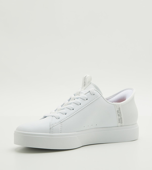 سكيتشرز الرياضة   - أبيض أحذية برقبة منخفضة 