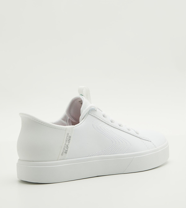 سكيتشرز الرياضة   - أبيض أحذية برقبة منخفضة 