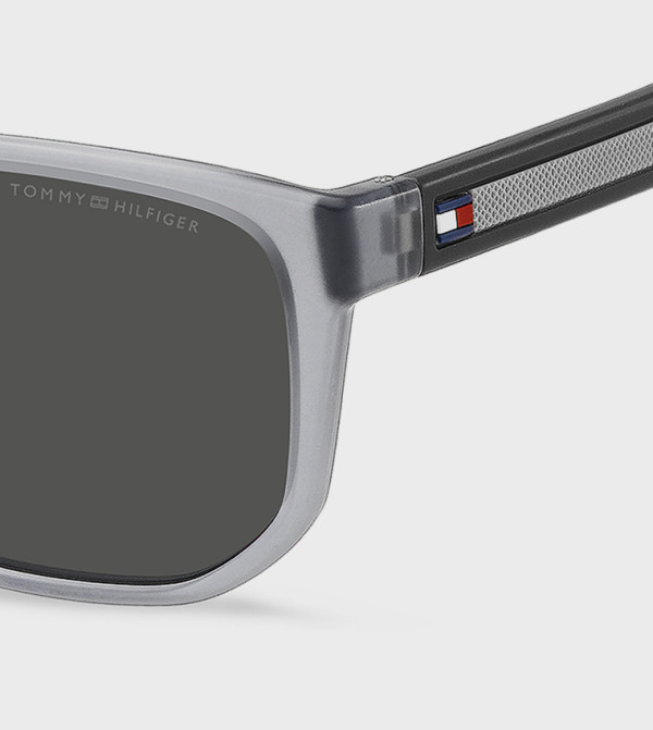 تومي هيلفيغر  نظارات شمسية - رمادي undefined