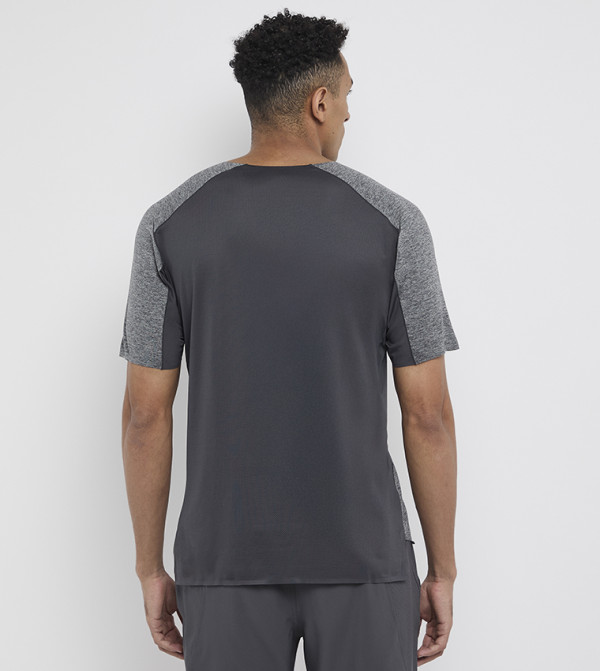 سكيتشرز  تيشيرتات وفانيلات  - رمادي T-Shirts & Vests