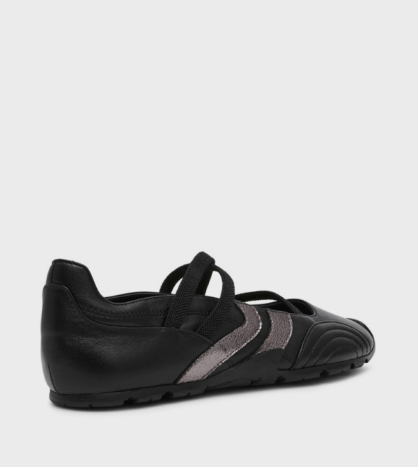 Steve Madden  - Black Low Top