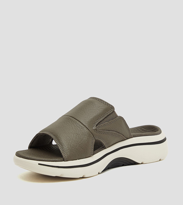 سكيتشرز سكيتشرز - بني  صنادل كاجوال