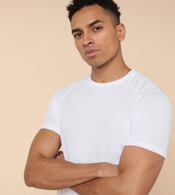 أر آند بي  تيشيرتات وفانيلات  - أبيض T-Shirts & Vests