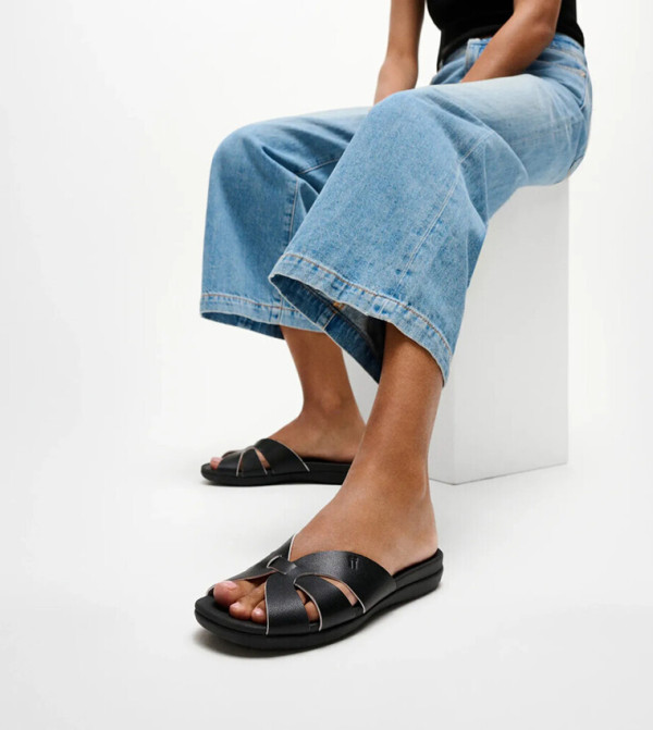 FitFlop FitFlop - BLACK Flat Sandals