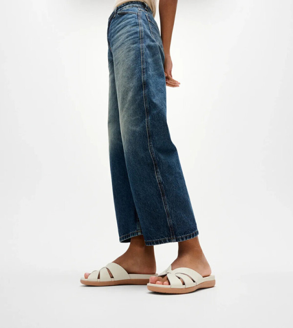 FitFlop FitFlop - Cream Flat Sandals