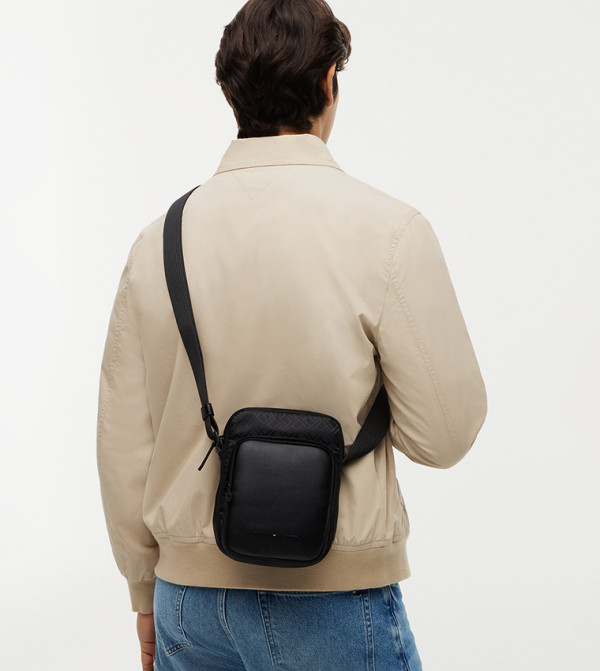 تومي هيلفيغر  حقائب يد - أسود Cross Body & Sling Bags